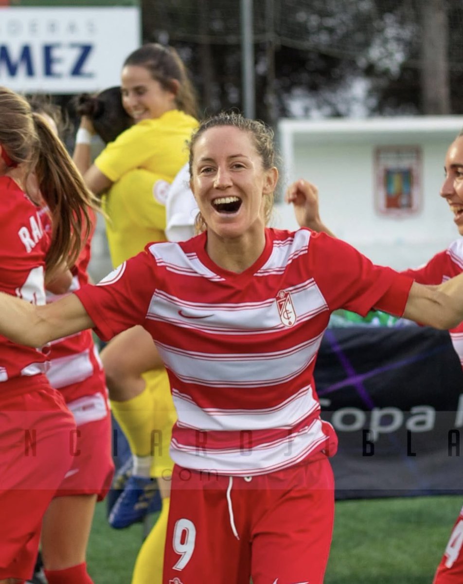debnamlizz's tweet photo. “El que venga a Granada y tenga que irse, que le duela” y ahora nos duele que te vayas tú. Gracias CAPITANA, eres el granada❤️🤍 https://t.co/w0OvBKEhTg