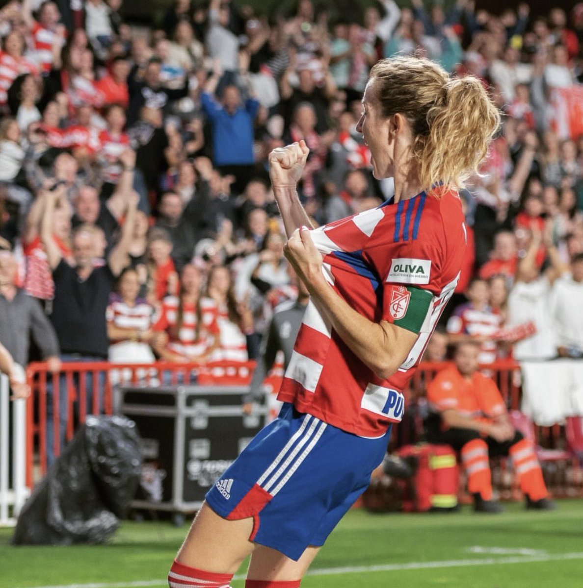 debnamlizz's tweet photo. “El que venga a Granada y tenga que irse, que le duela” y ahora nos duele que te vayas tú. Gracias CAPITANA, eres el granada❤️🤍 https://t.co/w0OvBKEhTg