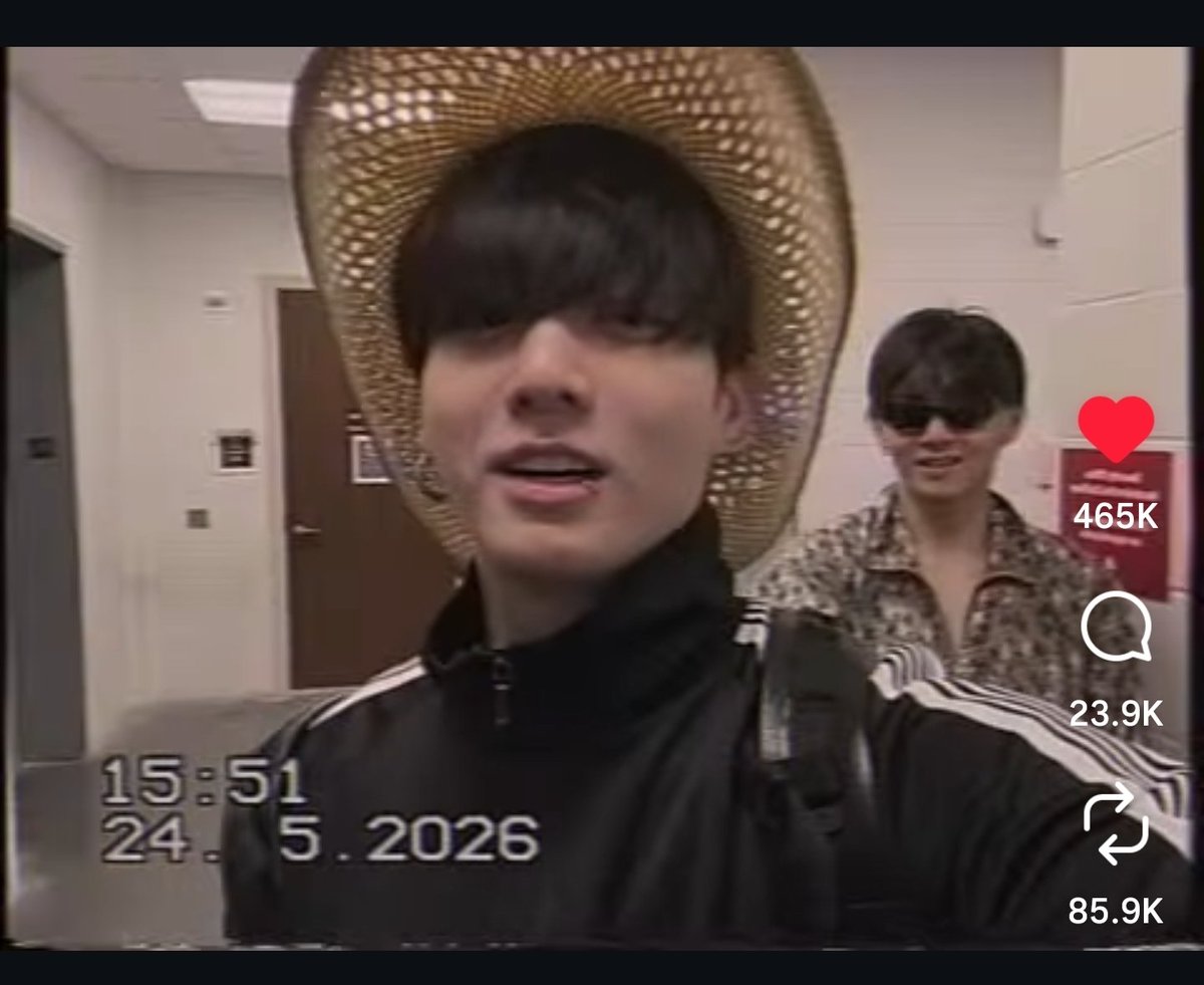 aaliyahhigg's tweet photo. It's giving jungkook in Hawaii bon voyage https://t.co/IWV1EOWDkm