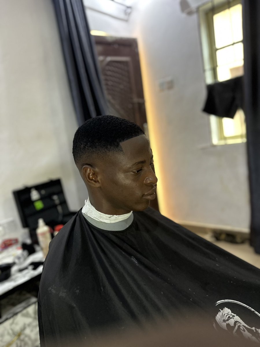 Dami_special's tweet photo. Same location 
Same hustle 
Buh D S    H A I R C U T  is the name 🔥 https://t.co/KEg5FQHnuo