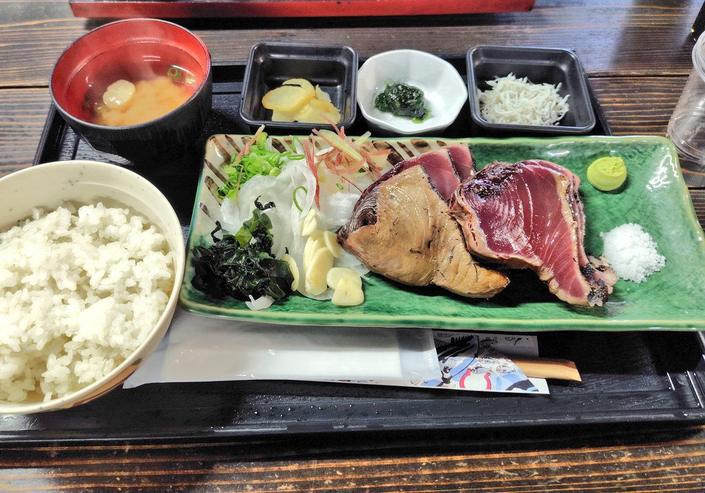 yue_jda's tweet photo. 高松DIMEでCONNECT参戦するついでに、
高知で初鰹を堪能して、
車で龍が如くの曲を流しながら、
水曜どうでしょうの聖地巡りをして、
DOMOTOのフォンタブを付けたスマホで記録に残す――
そんな一泊二日の四国旅行でした✨ https://t.co/QHGbw583Wp