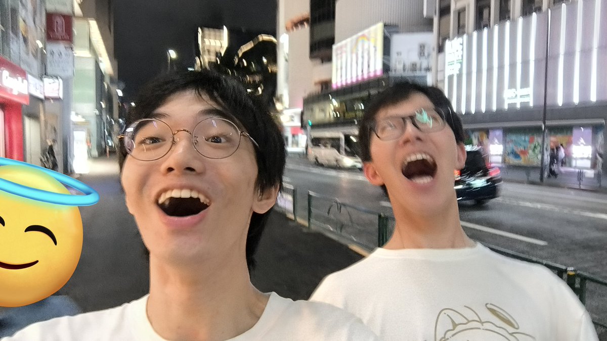 Kobe_itatetsu's tweet photo. 皆様、ご覧いただき有難うございます。
元ツイの通り #デザフェス63 に出ていたサークルです。

マイクを握っている2人(中央 社長、右 神戸管区駅長)は、元々同じプライベートの趣味で知り合って間もなく、私の誘いで入団してくれました。

公私ともに、写真のとおりです。
(代表取締役社長) https://t.co/i4oqjVc9vl