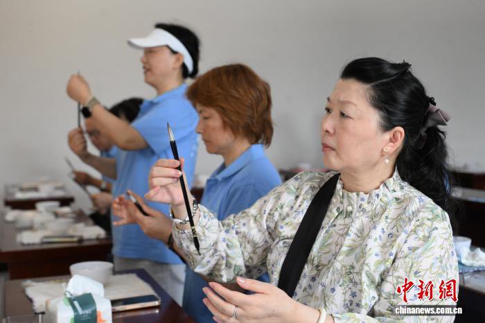 BenguHt51335's tweet photo. On May 21, artists from Japan, Australia, Malaysia, Singapore & Vietnam explored the ancient art of Xuan paper and brushes in Jingxian, Anhui. 🖌️📜
Millennia of craft, still alive in every stroke.
#China #Calligraphy #XuanPaper #Anhui #TraditionalCraft #CulturalHeritage #ArtLover https://t.co/mEWQzLTabw