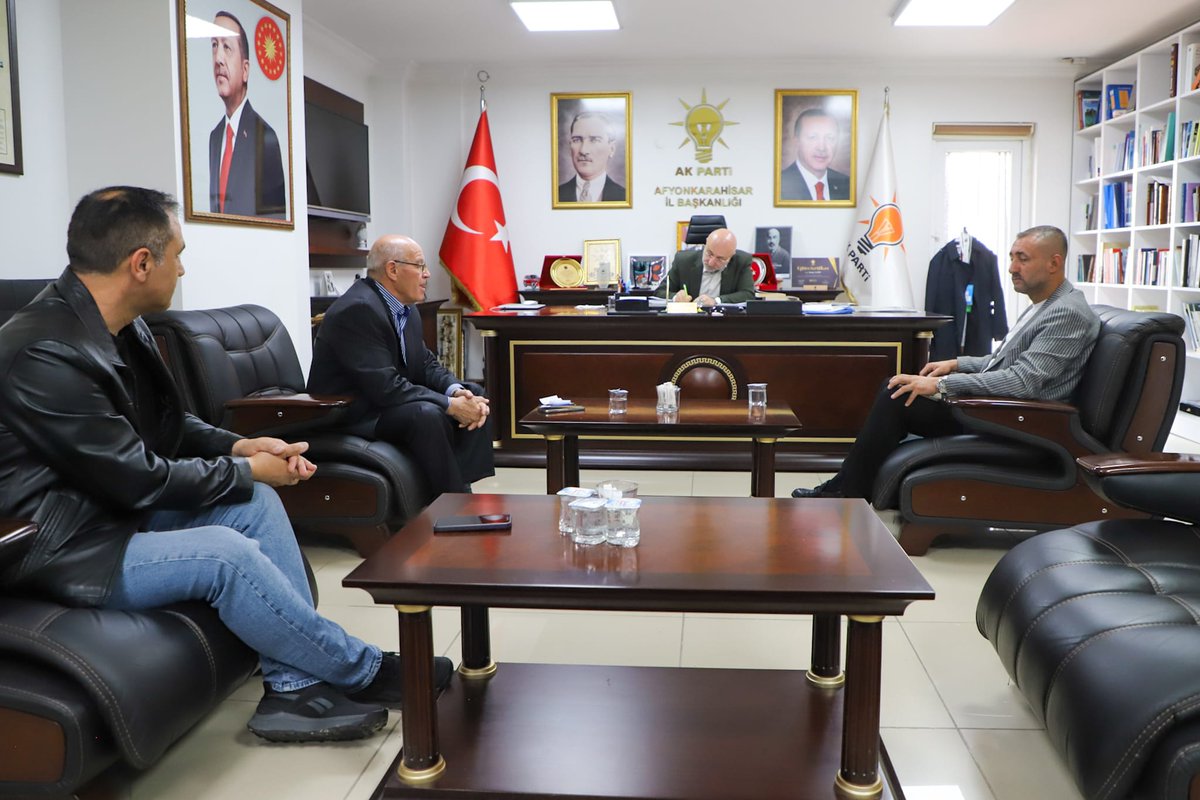 akpartiafyon's tweet photo. Teşkilat çalışmalarımız kapsamında İl Başkanımız Av. Turgay Şahin, Dinar İlçe Koordinatörlerimiz ile bir araya geldi.

Toplantıda vatandaşlarımızın talep ve beklentileri doğrultusunda ilçemizde yürütülecek çalışmalar ele alınırken, teşkilatımızın sahadaki faaliyetlerine ilişkin değerlendirmelerde bulunuldu.

Nazik katılımlarından ve kıymetli katkılarından dolayısıyla koordinatörlerimize teşekkür ediyoruz.