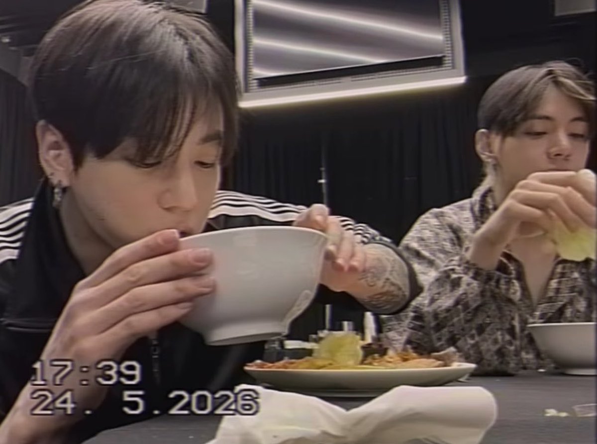 tthxta's tweet photo. กินข้าวกับอะไรทำไมน่ารักจังครับ https://t.co/oxd19Z9fP8