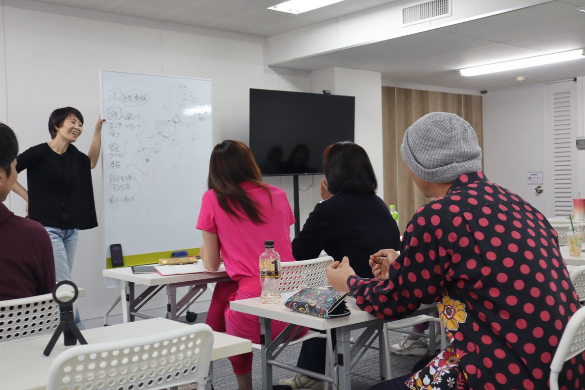 2mashigoto's tweet photo. 仙台勉強会でした✨

今回も色んなお悩み相談がありました。

・事業構築
・従業員とのコミュニケーション
・家族との関係性
・友人との関わり

など幅広い内容をめぐさんが回答 @matumegu726 

写真からわかるように、笑顔がたくさん出てきた勉強会でした☺️

次回は7月26（日）13:00〜16:30仙台にて😁どなたでもご参加可能です！

すでに次回も行きます！の声も多数！！