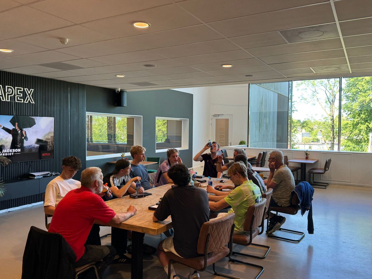MSCMeppel's tweet photo. Brak na het tot diep in de nacht vieren van het winnen van de Drenthe Cup… Maar hoe brak ze ook waren, de mannen van onze JO19 stonden er vanmorgen alweer vroeg om te helpen bij het ontruimen van de ontbijtlocatie…! #wijzijnmsc #sportiefenspraakmakend https://t.co/p4A4ijawEl