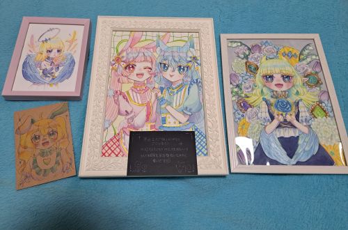 kdk_riyo's tweet photo. 【お迎え報告】
くぎちゃ(@suga_mx0506_)様の絵をお迎えしました
前にお迎えした『心』→『仲良し』へ入替え
かわいい二人組の絵です
二人のポーズと青と赤の衣装が気に入っています
天使の子もお気に入りです
素敵な作品をありがとうございました https://t.co/fKgJtii5T8
