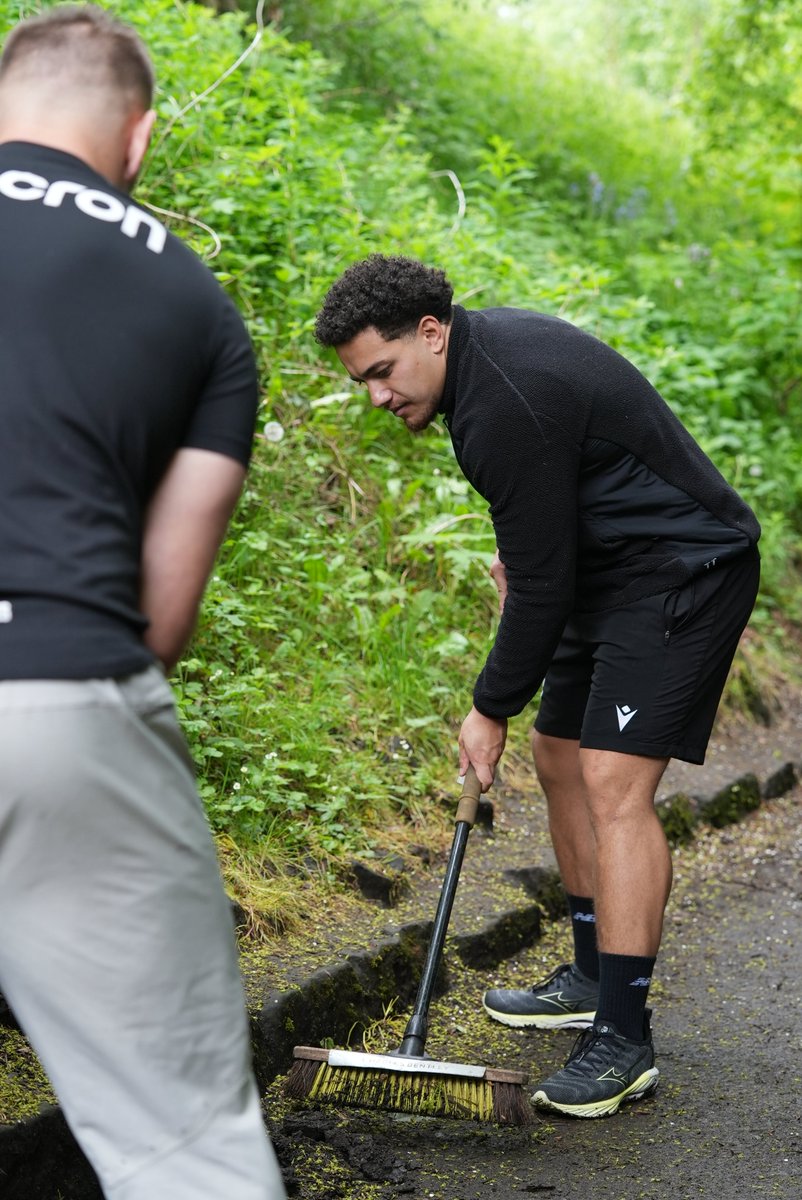 GlasgowWarriors's tweet photo. On Friday, Glasgow Warriors staff, players and sponsors teamed up give back to our local community, clearing the pathway on the Victoria Park Nature Trail to make the path fully accessible again ahead of the summer 🌳

Thanks to our partners, @SPEnergyNetwork, @MackenzieConstr, @hfgroup_uk , @DenholmEnergy, Atlas Maintenance Services and @kube_net  💪

#WhateverItTakes | Victoria Park Community Trust, Glasgow