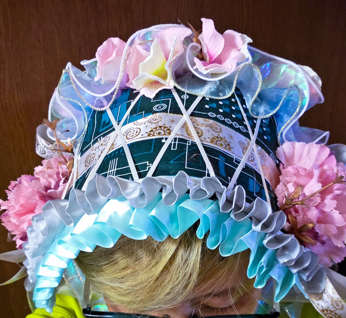 kaiser_wave666's tweet photo. デザフェス初出展感想。
頑張った。とにかく頑張った。

前日ラストスパート時に急に「一個もお迎えされなかったらどうしよう」と正気に戻ってしまった時もあった。
けど、我ら出展数少なすぎ案件なので、どこへ行っても新参者。
手に取って貰うだけでもいい、その一心でした。
結果、たくさんの方に見ていただき、手に取って頂き、お写真までも撮っていただき、大満足でした。

「じゃあウハウハ」だねと言われるとそんなことも無く、出店料と材料労力などなどを差し引くとめちゃくちゃ赤です。
恐らく全てがお迎えされても赤です。

でもね、アホみたいなものを作って「これ一般受けしねえよ！」って言われたものを受け入れてくれる場所がここなんだなと思うよ。

今回作るのを控えてしまったが、一般的に「キモ！」って言われてしまった物も作って展示してみてもいい場所なのかなと思いました。

あとは、ジャンルを「アクセサリー」で今回出ましたが、ペストマスクやヘッドドレスって「アクセサリー」より「ファッション」寄りだったらしいので、次回そちらを狙ってみようかと。
それか、ノンジャンルかなあ？私と旦那氏の作るものバラバラでしてw💦

ちなみに、写真のペストマスクはもうないです。
が、ヒョウ柄気に入ったのでワイの為に���ってもらうことにしましたw
少しだけデザイン変えてもらおうかなと思ってますが。

来てくださった方々
手に取ってくれた方々
来れなかったけど、メールやLINE等でエールを送ってくれた方々
お迎えしてくれた方々
他、なんか祈ってくれた方々

みんなみんなありがとうございました！

@suiden13 異界屋粋伝
今後とも、よろしくお願いします🙇‍♂️

あ、それとね。
正直、売上以上の買い物したよ。
これ、デザフェスの罠だね。仕方ないね。