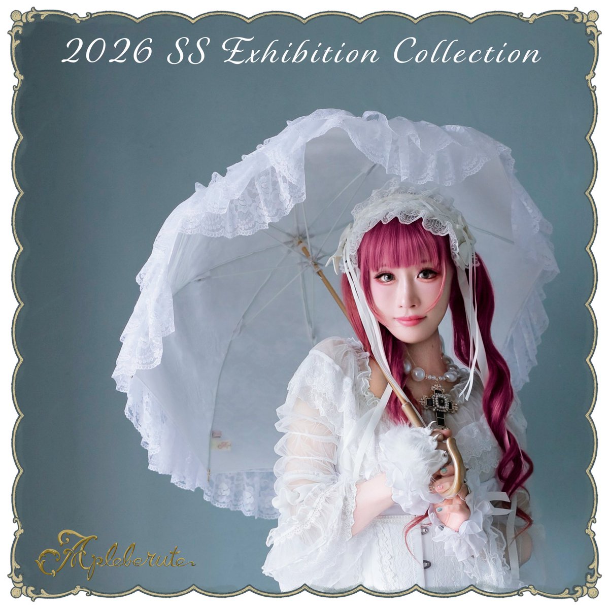 apleberute's tweet photo. ★2026 SS Exhibition Collection★

～Chalmiere×Apleberuteコラボパラソル　フェア���ー・シンフォ��ー～
昨年ご好評をいただいたChalmiereコラボから、今年も特別なパラソルが登場。
繊細なレースを贅沢に重ねた、総レース仕立ての高級ライン。
幾重にも広がるフリルと、ホワイトで統一された気品ある佇まいが、装いをよりロマンティックに彩ります。
上品なゴールド調の手元や、実用性も兼ね備えた仕様にもこだわりを込めて。
日常を少し特別にしてくれる、優雅なコラボレーションモデルです。

モデル：ボンジュール鈴木

#Chalmiere
#シャルミエール
#Apleberute
#アプレビュート