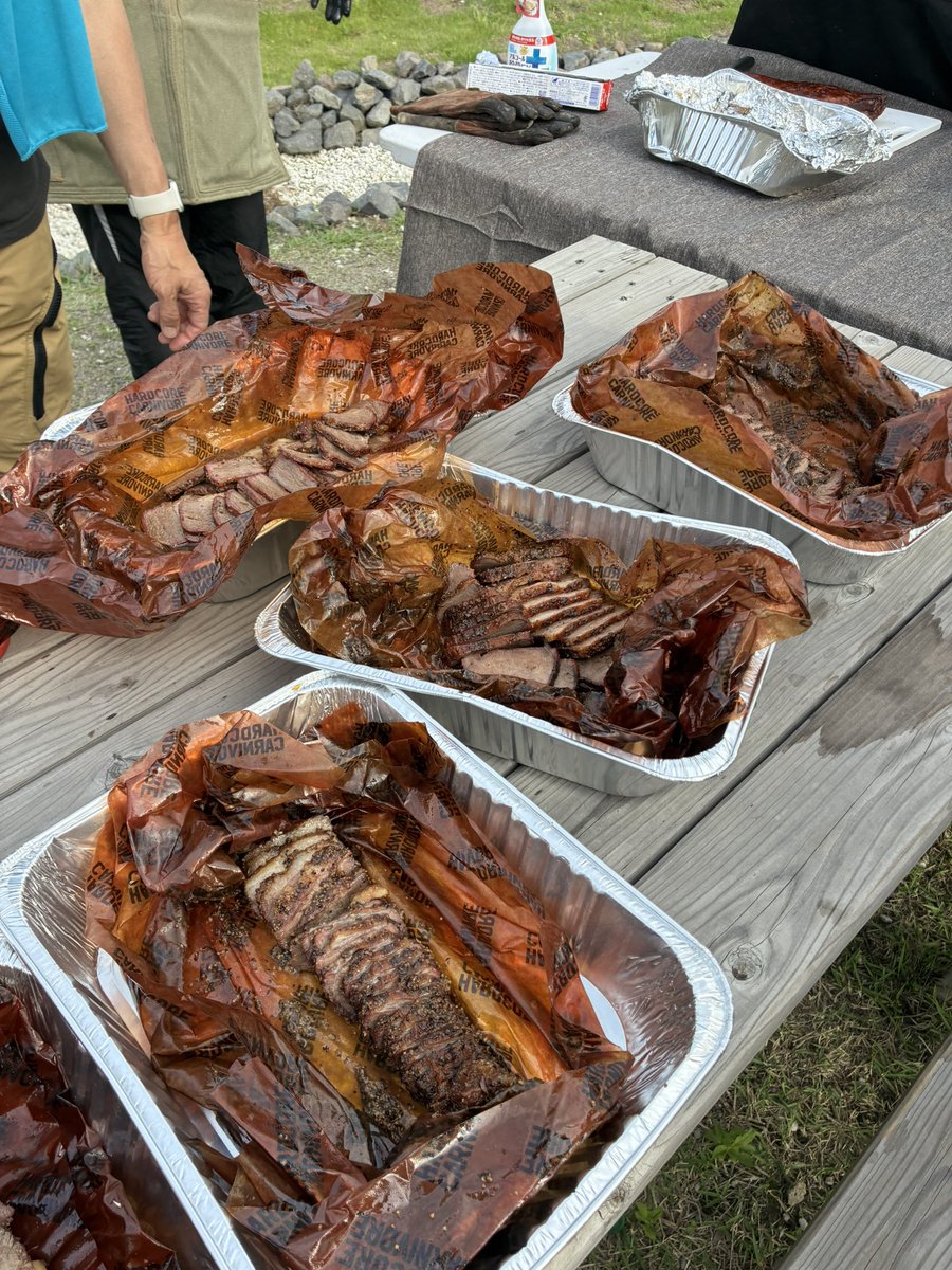 11daime's tweet photo. 昨日はアメリカンBBQクッキングクラス。日本バーベキュー協会の下城会長、リンダさんのご指導に感謝。窪田畜産さんのブリスケットをLow &amp; Slowで。火を囲み、仲間と時間をかける豊かさを感じた一日でした。 https://t.co/70S1Yla1Wx