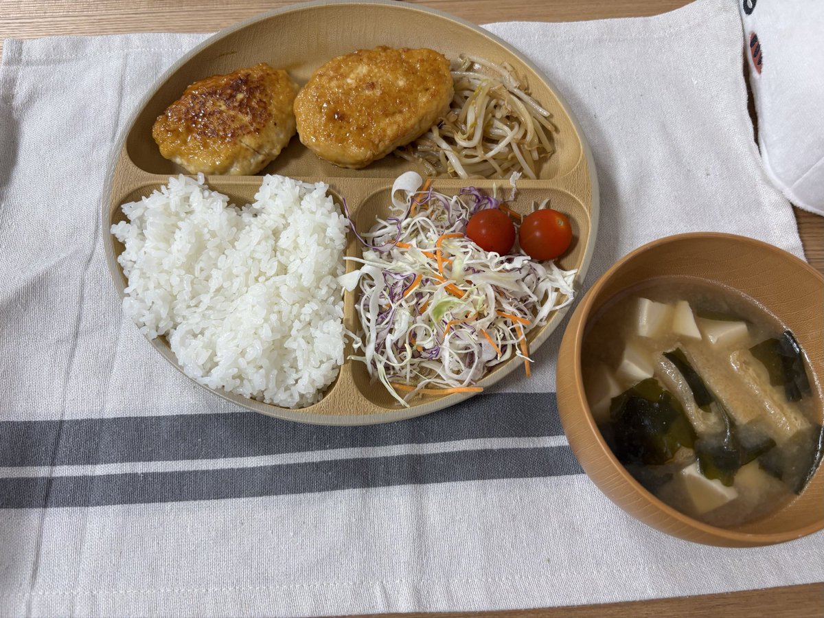 hiro_digimon's tweet photo. 豆腐ハンバーグ美味い https://t.co/vh2YugJ9o9