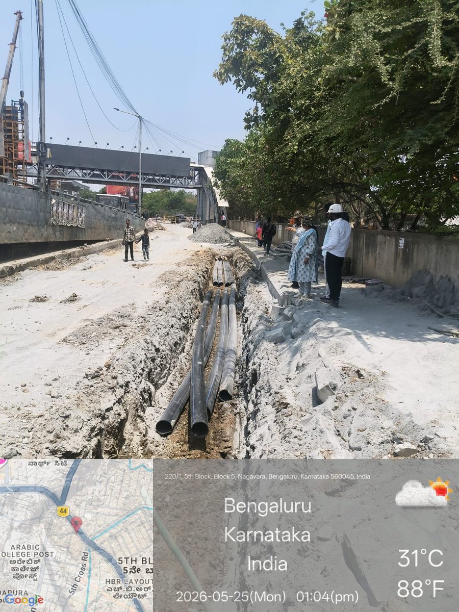 BNCCofficial's tweet photo. 🚧 White topping base work is in progress at the Nagavara SWD Service Road under BNCC limits.

🌧️ Simultaneously, RCC Hume Pipe installation works are being carried out at flood-prone points connecting Hebbala Lake to the ORR Service Road to improve storm water flow https://t.co/GWmdT0N2TX