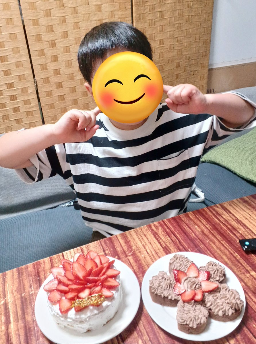 Ymacchan's tweet photo. 長男の誕生日なので苺とチョコのケーキ作りました
大喜び https://t.co/dLlPw4ztKB