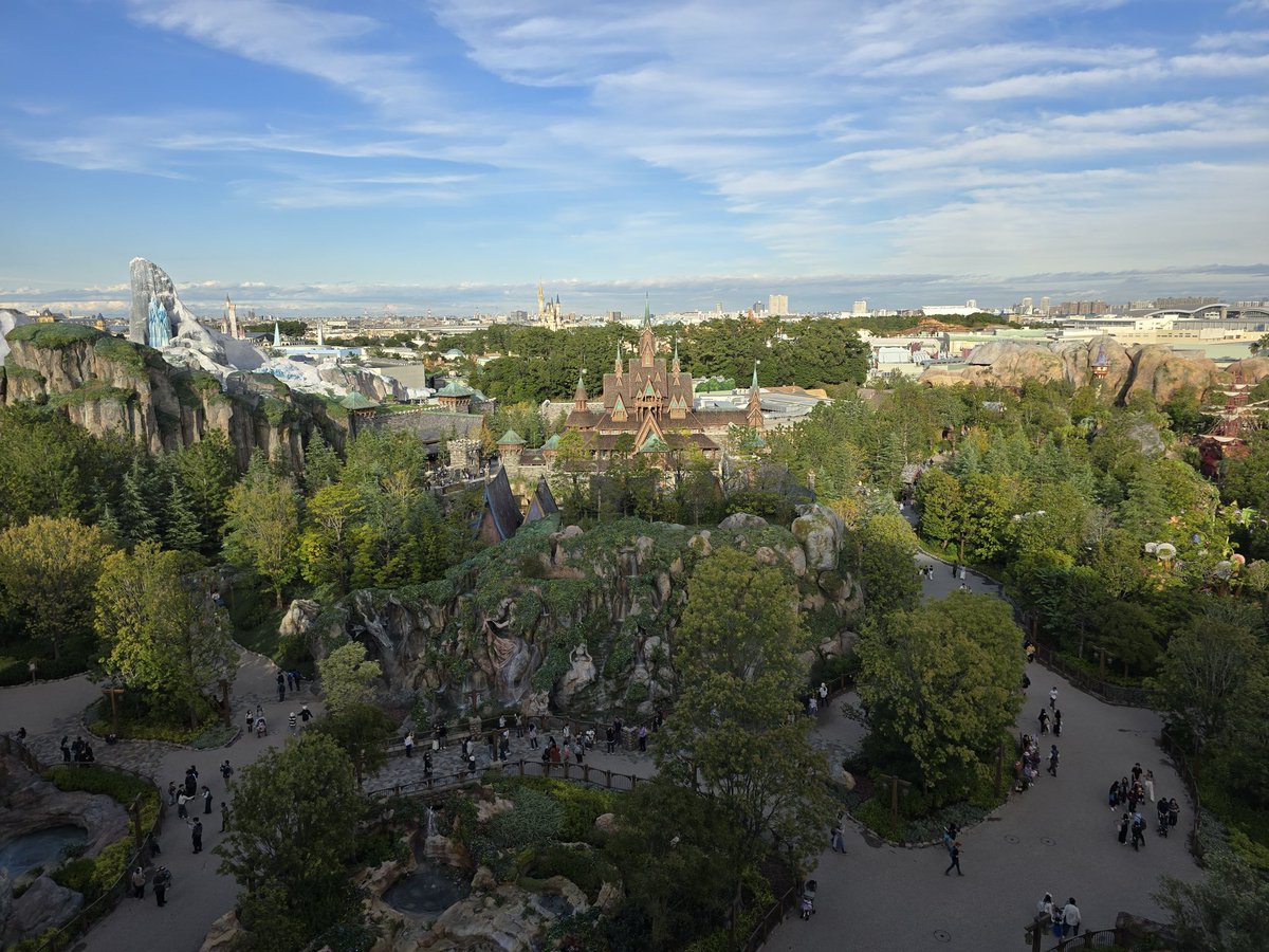 ttrsurgery's tweet photo. @disney_kp 見よ！
これが1泊2人で50万のお部屋の景色です！！
アレンデール城がもう少し真正面に見えるだけで他の部屋と何にもかわりませんでした！！！ https://t.co/fxiRFfqs3d