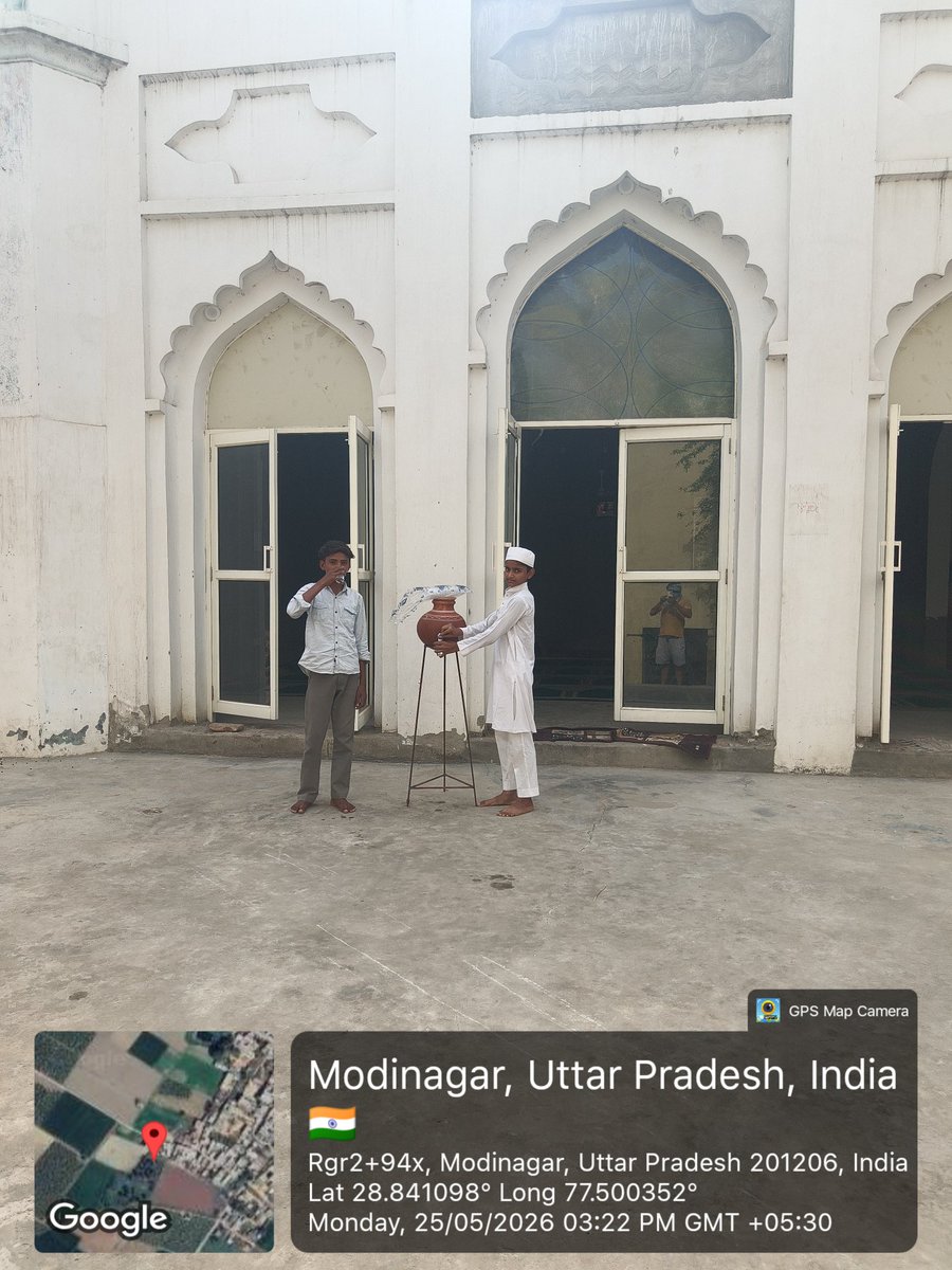 ankurjat008's tweet photo. @dm_ghaziabad @UPGovt @CMOfficeUP आदरणीय सर आपकी आज्ञानुसार ग्राम पंचायत डबाना में ग्राम वासियो के लिए अलग अलग स्थानों पर मिट्टी के घड़े भी रखवा दिये गये है (अंकुर कुमार पंचायत सहायक, ग्राम पंचायत डबाना) l 🙏🙏 https://t.co/IrxQsygwdI