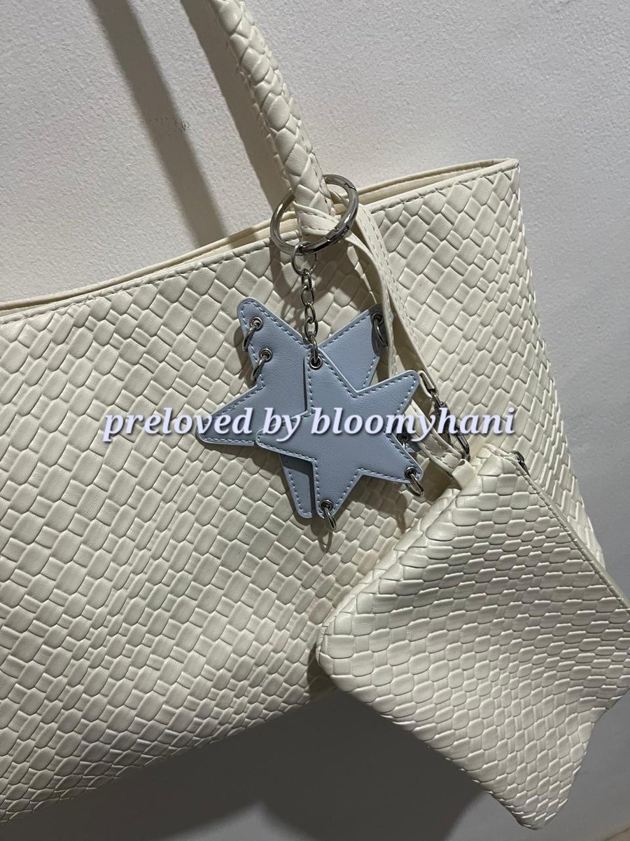 bloomyhani's tweet photo. WTS PRELOVED IVORY BAG

Sling Bag by Flicka (jarang dipake)
Tote Bag by Ohsome (baru pake 1x)

Bahannya synthetic leather dengan motif braided (anyaman). GOOD CONDI🤍

CO DI SHOPEE⬇️
https://t.co/17F9fbBc63 https://t.co/sqdcXhj8Tb