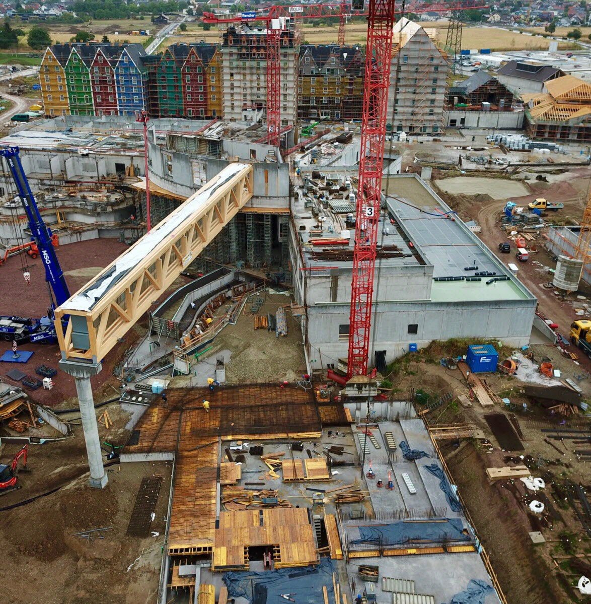 Clementilt's tweet photo. @PNGtweets @Loyrks @archiptere Non, les murs de toute la zone croate et Rulantica sont en béton. C’est uniquement les charpentes qui sont réalisés en acier ou bois. Batavia a d’ailleurs un show building entier en béton. https://t.co/tVfksnOAhG