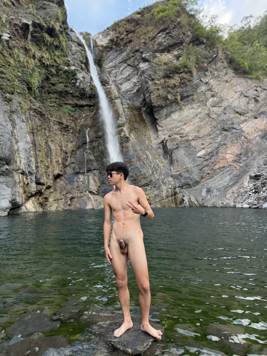 yan_dec20's tweet photo. 爬了快一個小時的山⛰️才到太古拉筏斯瀑布 總不可能來都沒拍好看的照片吧🥵🥵🥵
#野裸 #野拍 #太古拉筏斯瀑布 https://t.co/slz9dQoB99