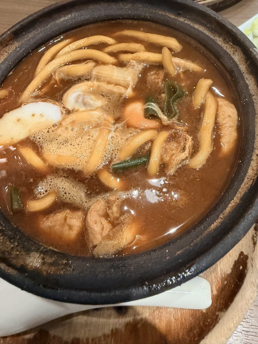 misa0712's tweet photo. 人生初の味噌煮込みうどん　ミーフンクエの固まって茹で上がった部分をもっと硬くした感じで美味しい! https://t.co/aZjC3ULr9x