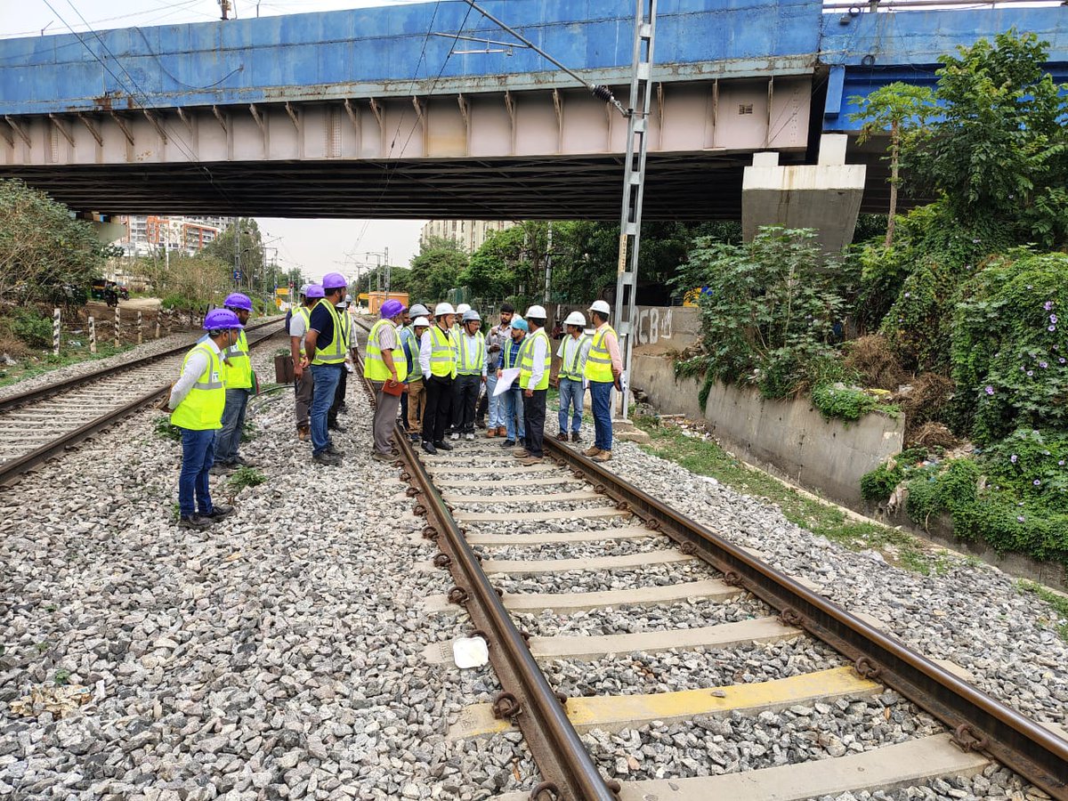 RithwikProjects's tweet photo. Shri Lakshman Singh, MD @KridePrm , reviewed progress of Corridor-4A (Kanaka Line) station packages at Heelalige, Carmelaram &amp; Marathahalli BSTP Stations, focusing on accessibility, execution planning &amp; commuter convenience. #BengaluruSuburbanRail #KanakaLine #Infrastructure https://t.co/LEJ3pVP9dR