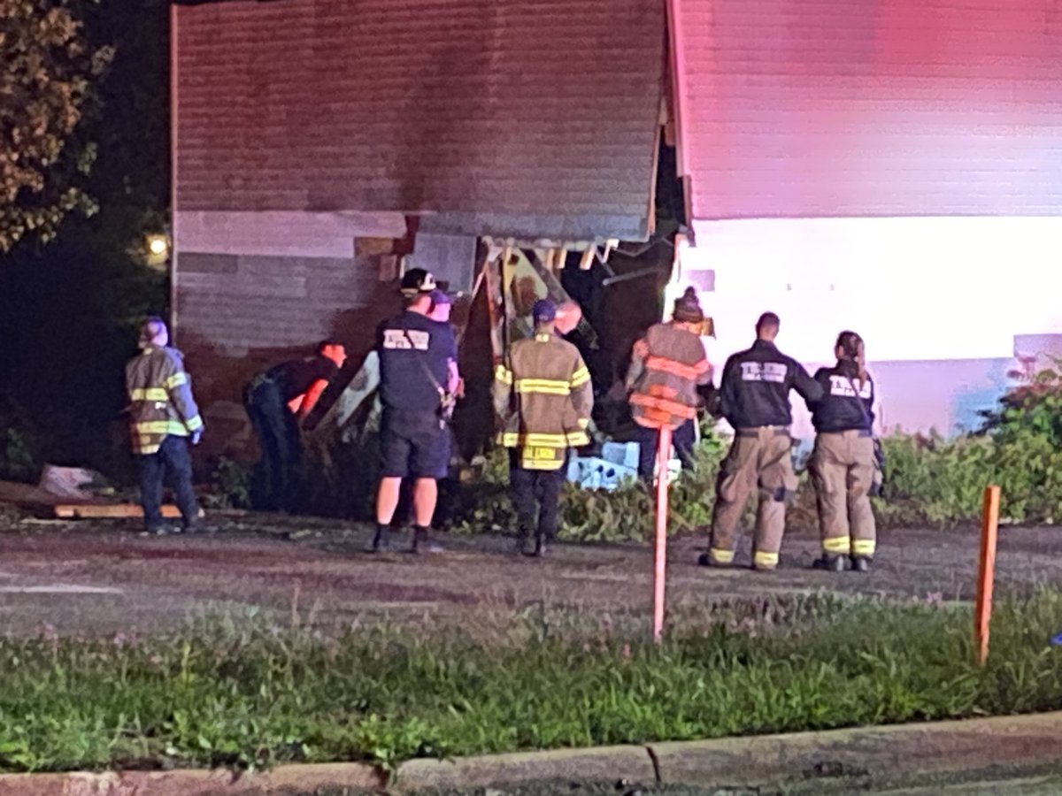 Mercbg2k's tweet photo. Sometimes breaking news comes to you. Started out going to a car into a building, pulled over to check the address and a car chase from a nearby robbery goes right past me! Never a dull moment in Toledo. #photogproblems #amnewsers https://t.co/lBhrQzntDK