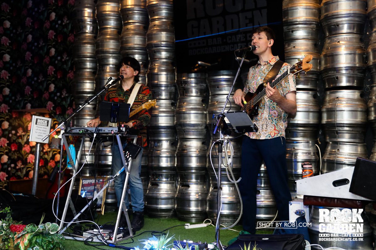 shotbyrob's tweet photo. Live music in @rockgardentq 📸 https://t.co/9qqL7nTUU6