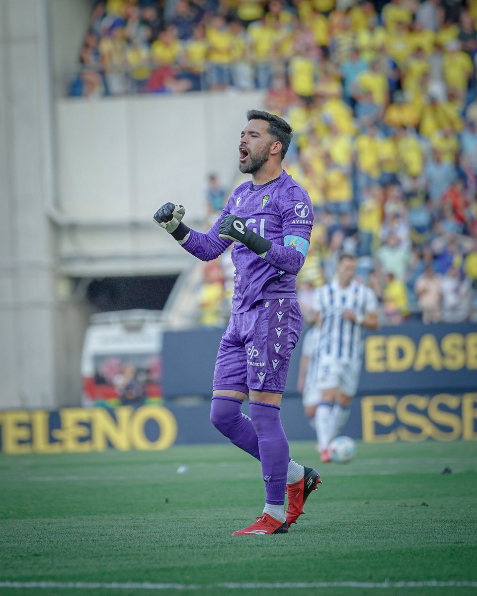 DavidGil_1's tweet photo. Lo de ayer fue una liberación después de meses muy duros. Todavía tengo escalofríos al recordar cómo empujasteis durante los 100 minutos. Cuando más lo necesitábamos, ahí estuvisteis vosotros. Gracias por no soltarnos nunca y perdón por el sufrimiento.Esta afición es increíble 💛 https://t.co/wg4ipYB5tL