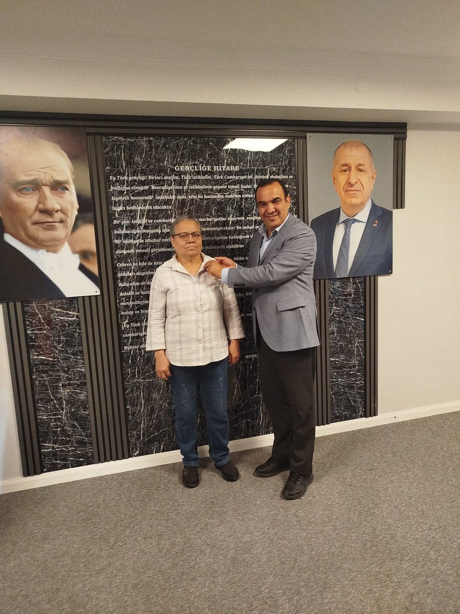 MSBezircilioglu's tweet photo. Zafer Partisi ailemize katılımlar sürüyor. 

Daha önce beraber siyaset yaptığımız Vahide Öztürk hanımefendi ile iş insanı Bartuhan Tutal’e  İzmir İl Başkanlığımızda rozetlerini takarak, Zafer Partimize kazandırdık..

Türkiyemizin geçirmekte olduğu bu zor günlerde, misyonu ve ortaya koyduğu vizyonuyla, her geçen gün daha ön plana çıkan Zafer Partimiz yoluna güçlenerek devam edecektir.. 

Zafer’e doğru adım adım..

@umitozdag 
@zaferpartisi 
@ZaferPartisi_35