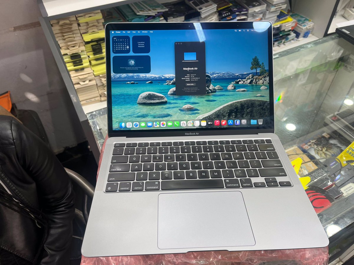 katongo_cb's tweet photo. MacBook Air 
2020 M1 
16gb ram 
256GB storage 
Low charge cycle
Mint condition 
K13500. https://t.co/9a4cMdiLQi