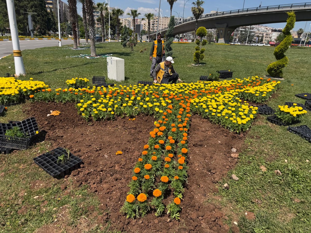 SbbPark's tweet photo. 📍Abide Kavşağı ❤️

Park ve Bahçeler Dairesi  Başkanlığına bağlı ekiplerimiz;👷🚧👷

Çiçek dikimi çalışmalarını hız kesmeden sürdürmektedir.🌸🌹🌼

@sanliurfabld 
@MithatCanKutluc 
@halilaldeniz_ 
@sukrukaracads 
@musadokuz_ https://t.co/KRvQWfhB4F
