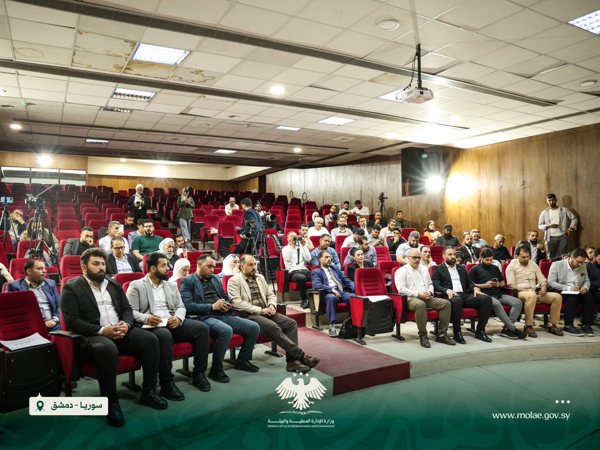SyMOLAAE's tweet photo. الوزير عنجراني يستعرض ملامح التحديث التشريعي والمؤسسي في لقاء إعلامي

عقد المهندس محمد عنجراني اجتماعاً مع عدد من الإعلاميين، استعرض خلاله استراتيجية وخطط تحديث المخططات التنظيمية وواقع النظافة ومكافحة الفساد، وتطوير الهيكل التنظيمي للوزارة
#وزارة_الإدارة_المحلية_والبيئة https://t.co/legTpf3ZVt