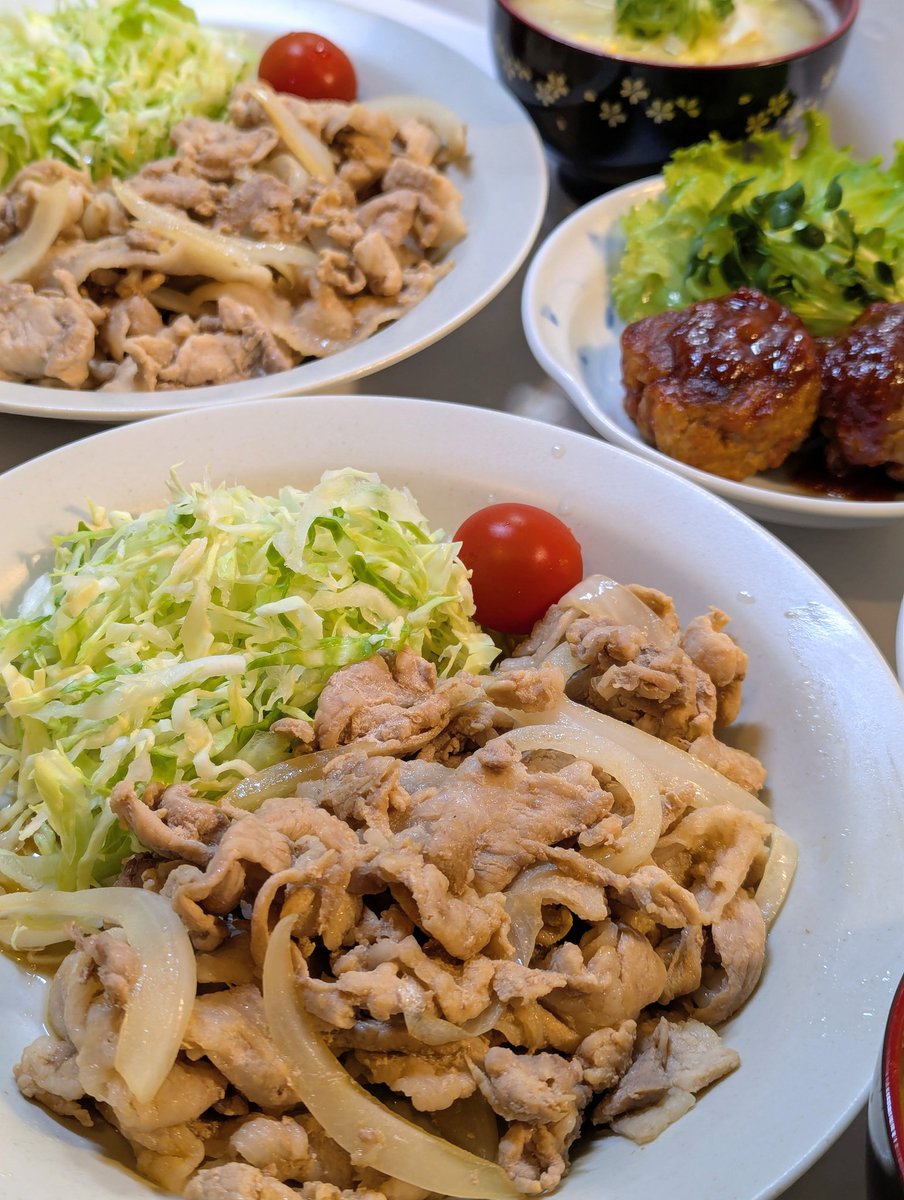 mintlove777's tweet photo. お疲れさまです·͜·🍀*゜☺️
今日は生姜焼き定食(豚バーグ付き)
 #あやぴ飯  #生姜焼き https://t.co/33pkMLPN77