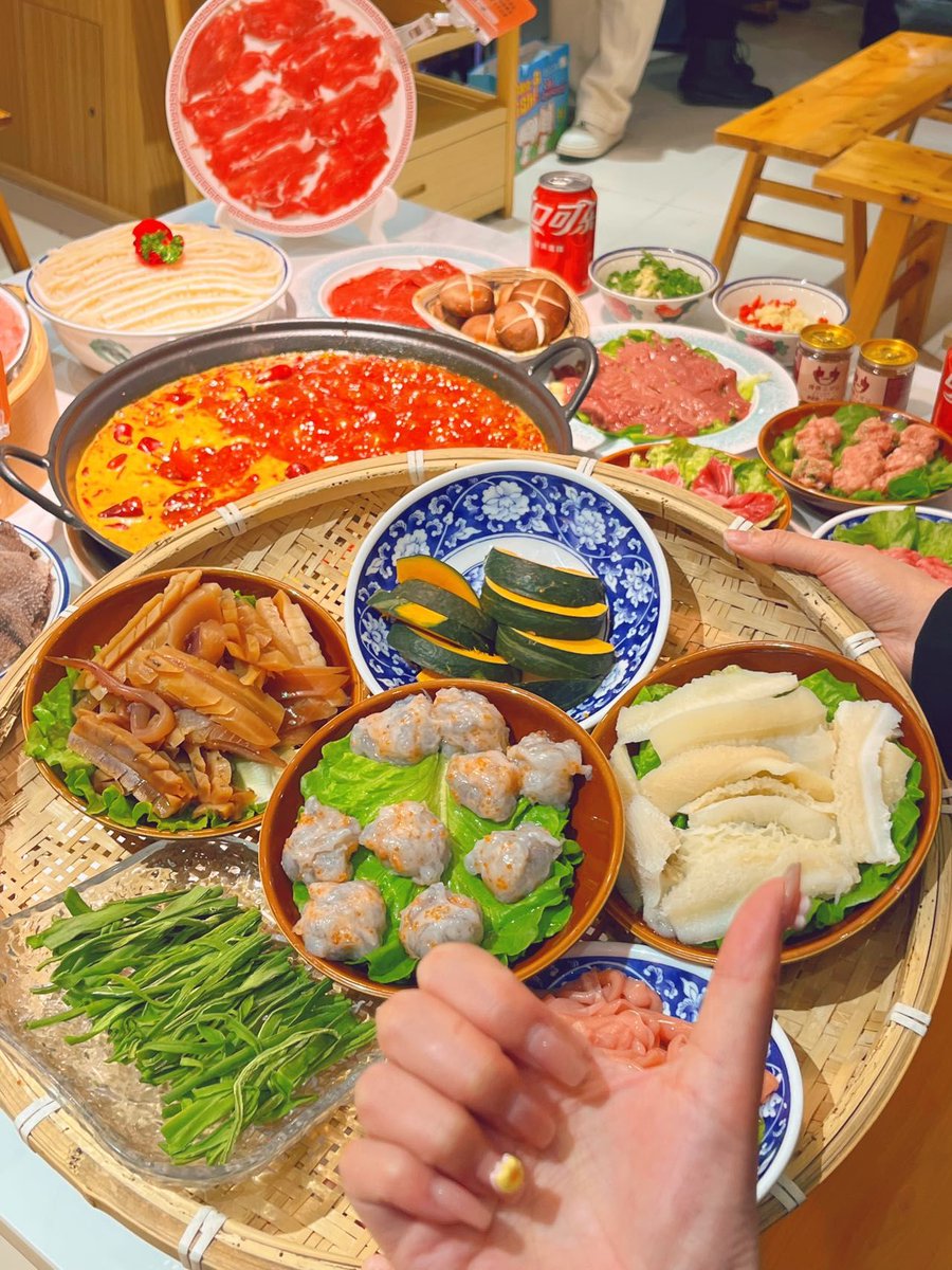 ZyeeMtelo's tweet photo. Just found my new go-to spot for authentic hot pot in downtown! The spicy broth is packed with Sichuan peppercorns, and the beef slices are so tender—10/10, will be back this weekend! https://t.co/6UpDOTzy9R