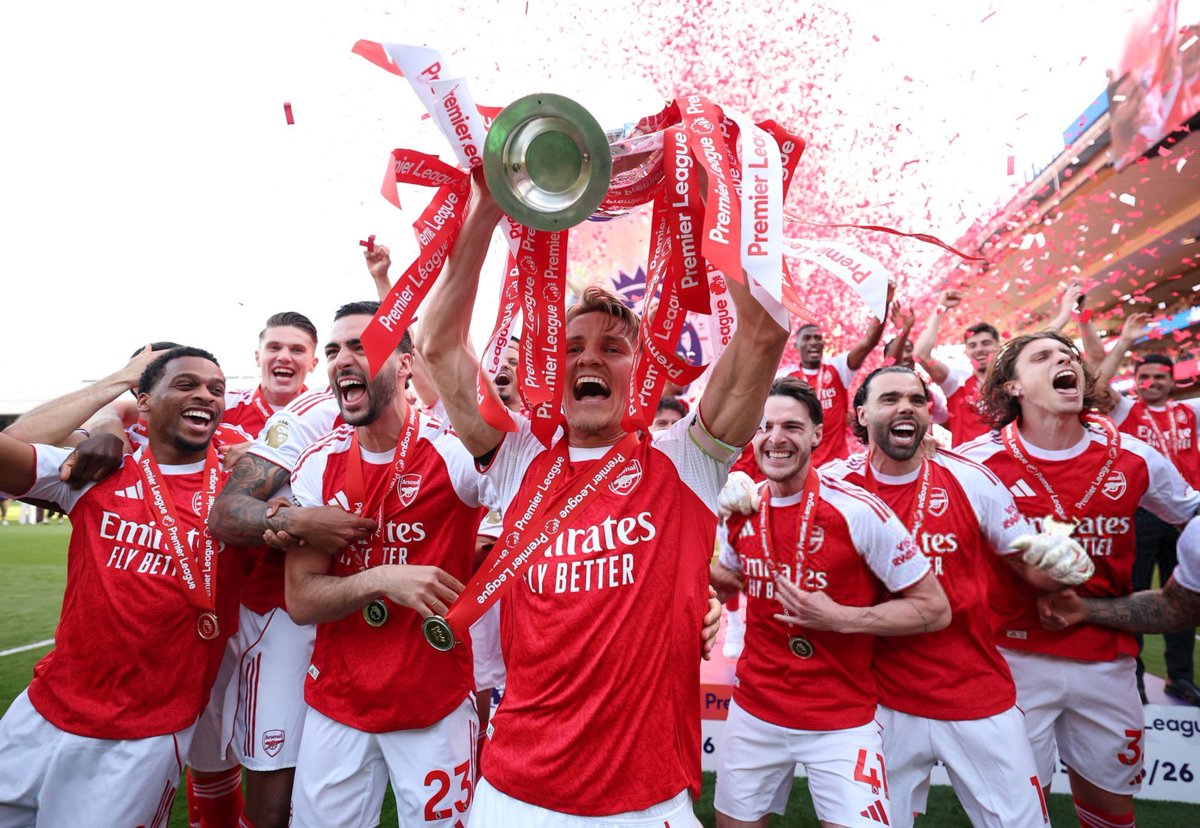 FrenchAFC's tweet photo. J’ai l’impression qu’on est tous dans un rêve ou dans une hallucination collective, mais non, ce qu’on vit est bien réel 🤩

De la part de toute l’équipe d’Arsenal French Club, on voulait vous dire qu’on est tellement heureux d’avoir partagé cette passion avec vous tous pendant tant d’années pour enfin arriver au sommet 🏆

On le répète encore une fois mais profitez pleinement de ces moments, ils sont uniques et on a énormément souffert pour en arriver là 🔴⚪️

ON VOUS AIME TOUS ❤️