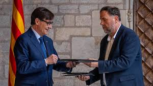 PujolComa's tweet photo. Només un parell de preguntes ben senzilles a @Esquerra_ERC  i als de @SomComuns:
El Govern de Madrid del @PSOE i en @sanchezcastejon a punt de col·lapsar i continuareu donant suport als pressupostos d'en @salvadorilla?
Algú m’explica per què teniu tanta pressa per aprovar els pressupostos de la Generalitat si bona part dels acords depenen del gobierno espanyol?
Si creieu que la millor garantia és creure's el @PSOE i als @socialistes_cat, molta sort amb això.
No cal que respongueu, ja sabem la resposta.
#SalvemCatalunya
@CatalunyaAC