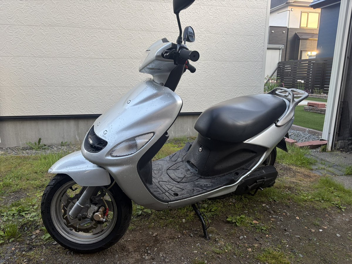 ryuhworld's tweet photo. #YAMAHA
#グランドアクシス100 2st
通勤に使ってましたが、遠征費の足しにしたいのでどなたか買って下さいm(_ _)m
6万円希望です。
よろしくお願いいたします。
#中古車
#バイク
#100cc
#2st
#スクーター https://t.co/I4zVcQ2yQi