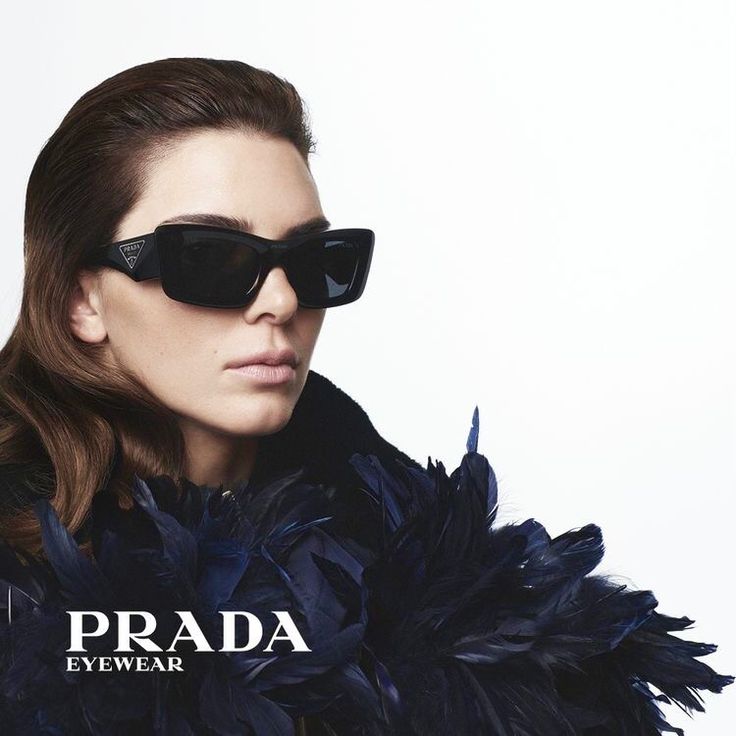 comoculosdesol's tweet photo. Os famosos óculos de sol Prada: o acessório definitivo para as 'It Girls' 🕶️✨

Se há um par de óculos de sol que definiu o estilo urbano das mulheres mais fashionistas, são estes. Hoje, inspirámo-nos no look de Kendall Jenner com os espetaculares óculos de sol Prada PR 13ZS. https://t.co/Udl1RjvyLc