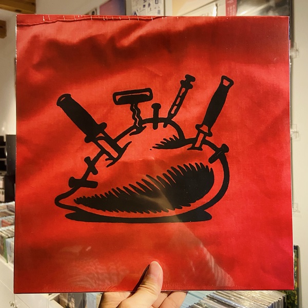 stiffslack's tweet photo. USベイエリアの異端マスポップパンクP.E.E.の幻の未発アルバムがヴァイナル化。4トラック録音によるローファイな暴走感、変拍子とノイズまみれのDIYポップ感覚が最高。CAP’N JAZZ〜SUPERCHUNK〜初期GET UP KIDS周辺にも接続される、“エモ以前/マスロック未満”な90’s地下名作。
https://t.co/cxbpv6WaQE https://t.co/OVj9QCo6wG