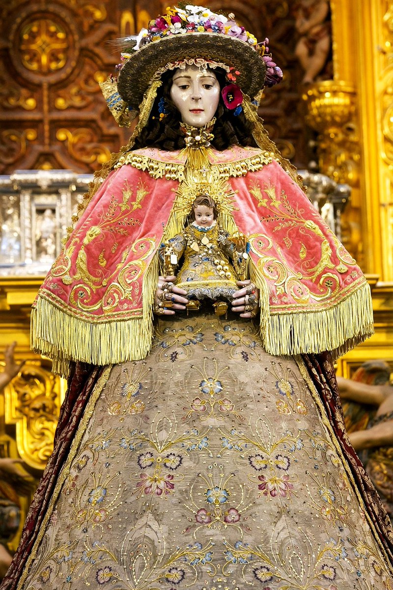 info_cofrade's tweet photo. 🕊 La Virgen del Rocío se acerca ya a la puerta de su Ermita. Su entrada será inminente. En menos de tres meses, en pleno agosto, volverá a salir en la Venida de Pastora hacia Almonte. #ElRocío26 #RomeríadelRocío https://t.co/toudbCb6jh