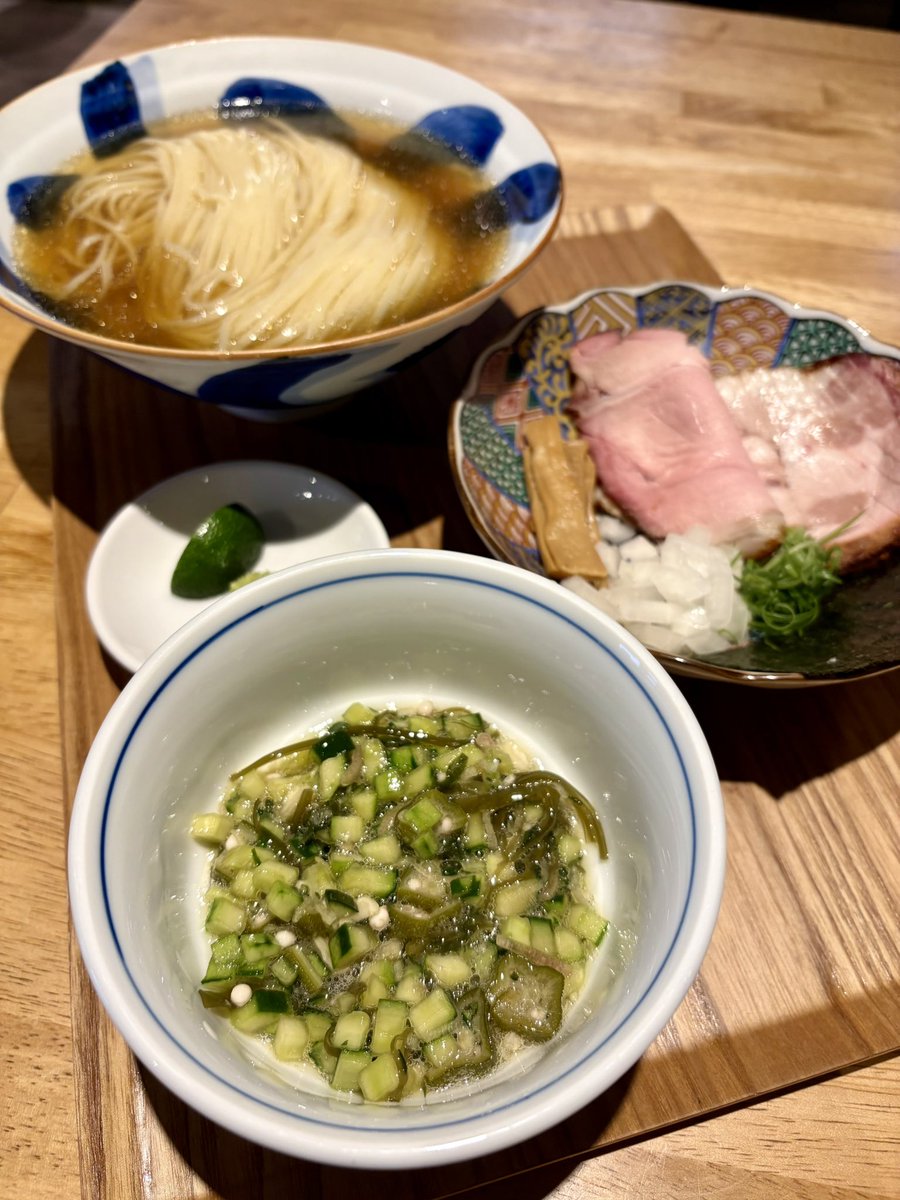 summ9982's tweet photo. 水戸市『中華蕎麦みうら』の冷やし煮干出汁そば！！

未食の限定✨
今年初冷やしかな🤔

しっかり煮干出汁の冷製スープうまー👏
麺は昆布水と同じですかね⁉️
珍しいのは山形の出汁がついてて麺にかけてお食べくださいとな😗
とろみが加わり暑い日にぴったり👍
山葵と酢橘の味変も🎯
夏に毎日食べたい☀️ https://t.co/6RZauU9ByW