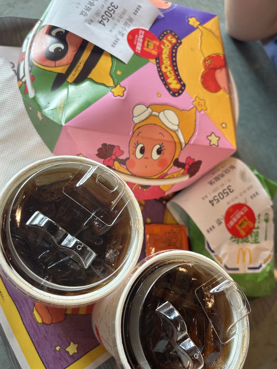 RayTvTiiii's tweet photo. 蹭了一顿朋友的麦当当员工餐😋 https://t.co/Ch5nG70wTz