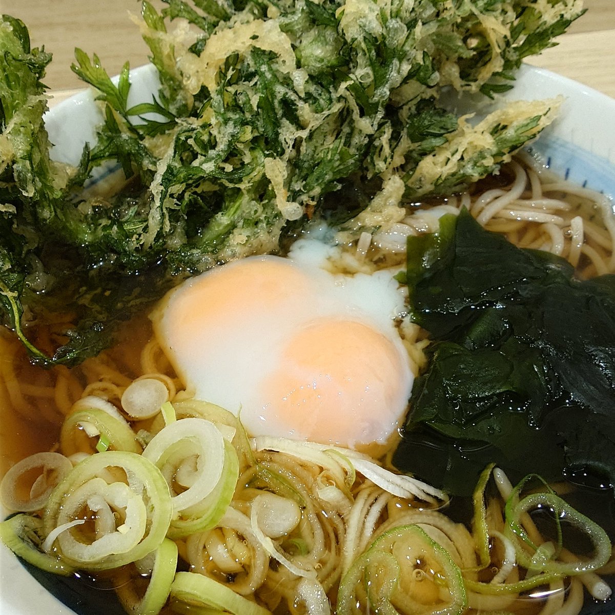 caholy's tweet photo. みてみてーっ！！

今日しぶそばでいただいた、春菊天そば温玉トッピング。
まさかの、双子温玉♡
店員さんと2人でびっくり😆
美味しくいただきました🤤
#しぶそば https://t.co/56SH94CgGR