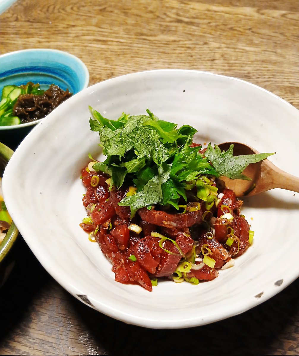 itoyum's tweet photo. ピカピカに赤く輝く鯨肉と目が合ったので、今夜は鯨ユッケ。
白ご飯にのっけて最高だった。一気に食べちゃうのを我慢して、最後の一口は熱いお茶を注いだら、しみじみ最高だった。 https://t.co/0wHyeK6oS0