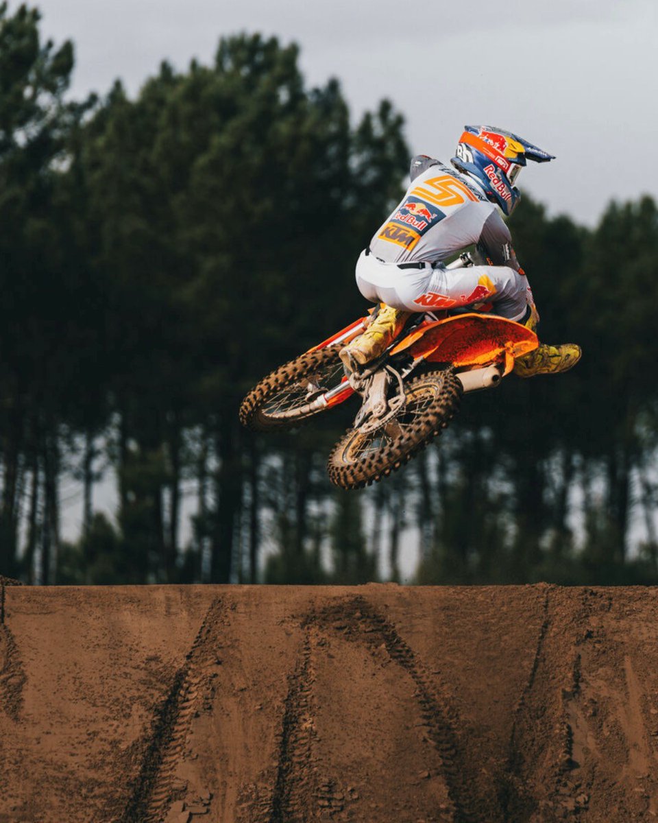 KTM_UK's tweet photo. Starting the week strong - the 2027 KTM MOTOCROSS range is starting to land in authorised dealers.🔥

Contact your nearest to find out more. https://t.co/NfFnJV0DQo

#KTM #ReadyToRace #Motocross #KTMSX #MotocrossMonday https://t.co/EtNr7PAhAe