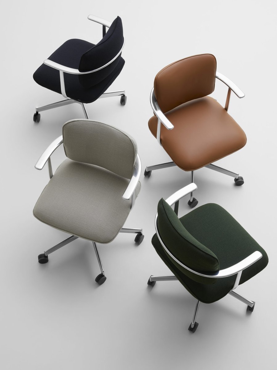 kkzyk's tweet photo. Barber Osgerby × Kettal『U-Type Chair』

今年のミラノで発表された新しいタスクチェア。
デザイナーいわく、"full performance, quiet design"。機能は捨てず、ただ可視化しない思想。 エルゴノミック機構を座面下に内蔵し、ダイカストアルミのU字フレームが背もたれとアームレストを兼ねつつ意匠的な主役にもなっている。機構的な主張はなく、椅子然とした素材と造形が際立つデザイン。

長年アーロンを使いつつインテリア性の高いタスクチェアをずっと探してるんだがこれが本当になくて。Pacific ChairやProuvéとかも考えたけどどれも決め手に欠ける中、これは久しぶりに刺さった。ただお値段はいかほど……