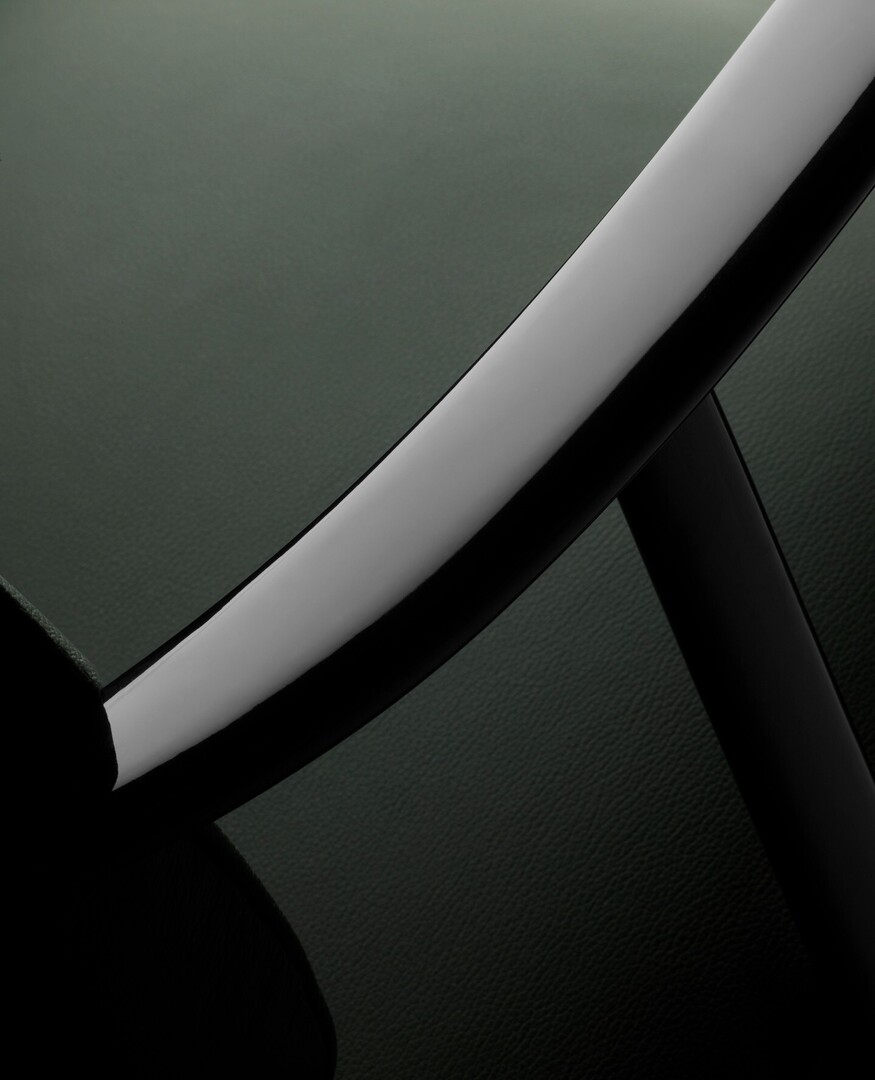 kkzyk's tweet photo. Barber Osgerby × Kettal『U-Type Chair』

今年のミラノで発表された新しいタスクチェア。
デザイナーいわく、"full performance, quiet design"。機能は捨てず、ただ可視化しない思想。 エルゴノミック機構を座面下に内蔵し、ダイカストアルミのU字フレームが背もたれとアームレストを兼ねつつ意匠的な主役にもなっている。機構的な主張はなく、椅子然とした素材と造形が際立つデザイン。

長年アーロンを使いつつインテリア性の高いタスクチェアをずっと探してるんだがこれが本当になくて。Pacific ChairやProuvéとかも考えたけどどれも決め手に欠ける中、これは久しぶりに刺さった。ただお値段はいかほど……