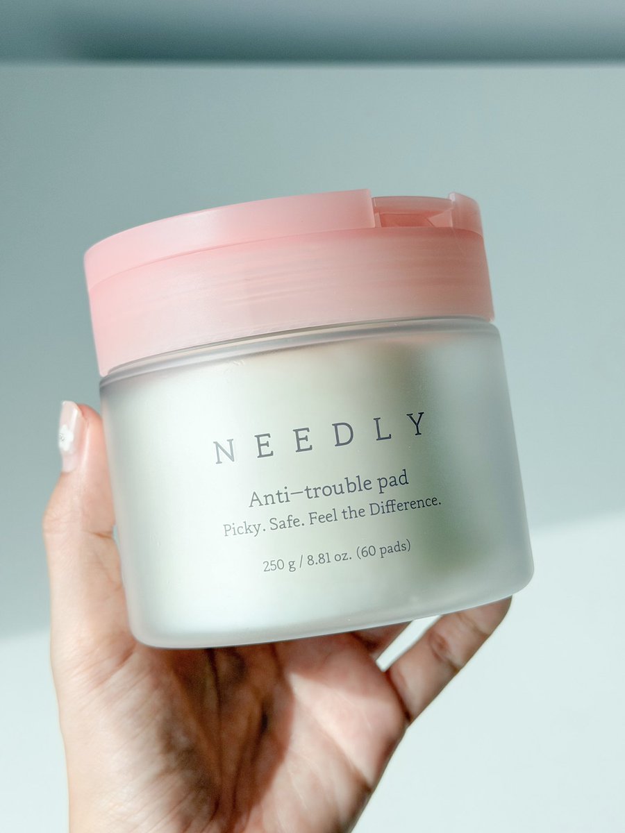 ChaliReviews's tweet photo. ช่วงสิวผดขึ้นลองใช้ NEEDLY pad สูตรสีชมพูคือ เริ่ดเลยละ ใส่มาให้ทั้ง AHA BHA PHA LHA แต่ไม่ระคายเคืองผิวเลยยย ใช้ผิวสงบ ไม่เป็นสิวง่าย เช็ดแล้วไม่แสบผิว แผ่นใหญ่สะใจ น้ำโทนเนอร์ชุ่ม ๆ ช่วยให้หน้าสะอาดและเฟรชขึ้นมาก ใช้ก่อนลงสกินแคร์คือดี!! https://t.co/wm8Q9fdCtR