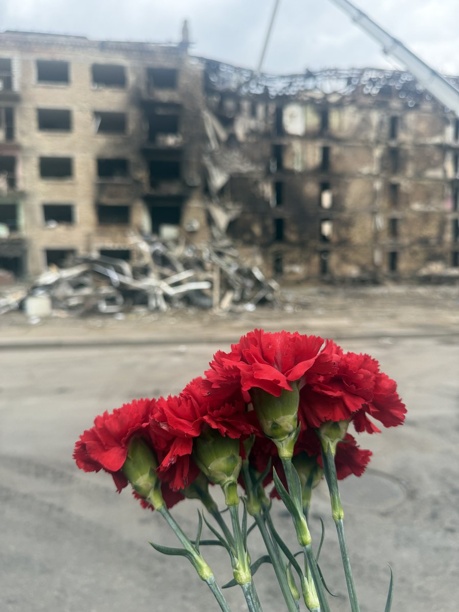 danielroethlin's tweet photo. Today, I joined FM @andrii_sybiha and the Diplomatic Corps to lay flowers in memory of the Victims of the devastating missile attacks last weekend and to hear from the First Responders about their extraordinary efforts. 
The heinous 🇷🇺 attacks against civilians must stop. https://t.co/HkBBXdVBTl